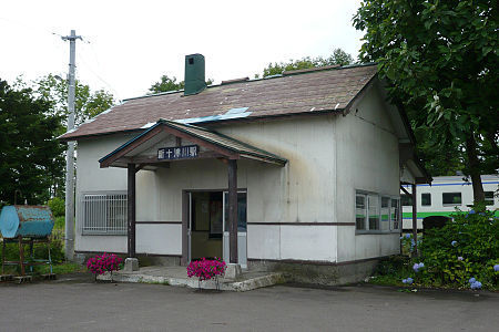 1-Shintotsukawa_Station_in_Sasshou_Line.jpg